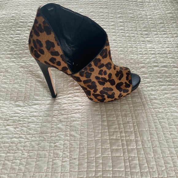 Size 8 BCBG MaxAxaria 4 inch open toe heels. - Picture 2 of 7